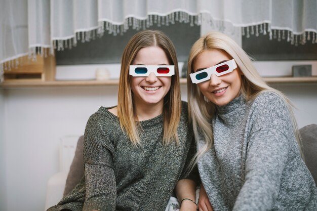 Donne sorridenti che guardano film in vetri 3D