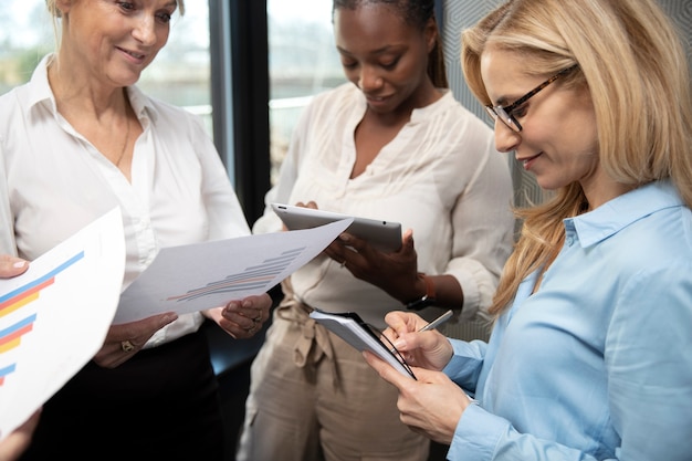 Donne sorridenti che lavorano con il tablet