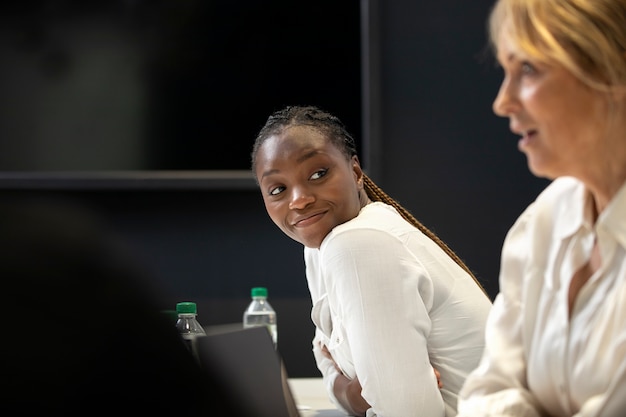 Donne sorridenti che lavorano insieme