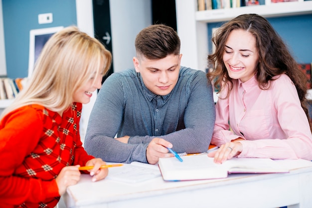 Donne sorridenti che studiano con l&#39;uomo