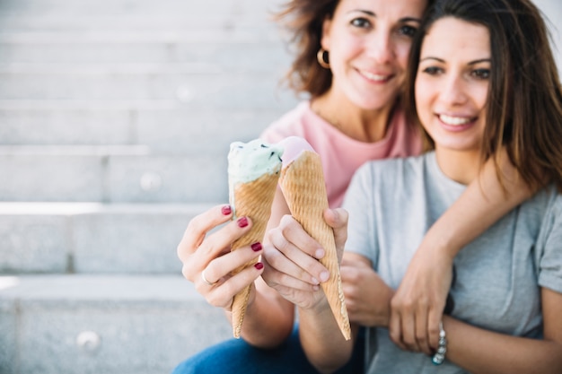 Donne sorridenti con gelato