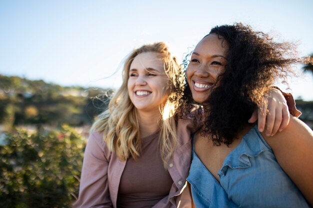 Donne sorridenti del colpo medio in natura