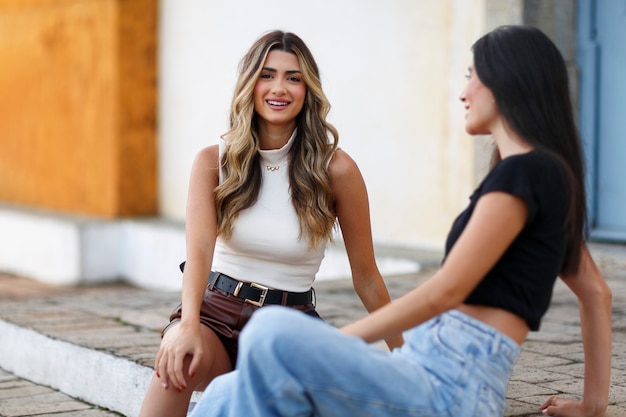 Donne sorridenti di tiro medio che trascorrono del tempo all'aperto