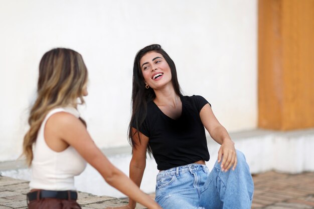 Donne sorridenti di tiro medio che trascorrono del tempo all'aperto