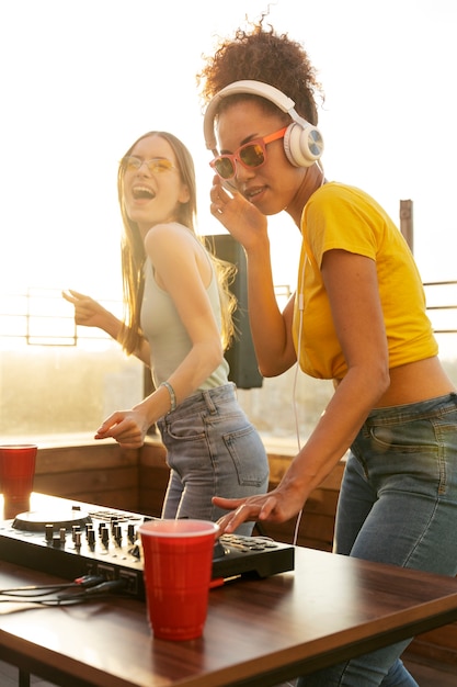 Donne sorridenti di vista laterale che fanno festa