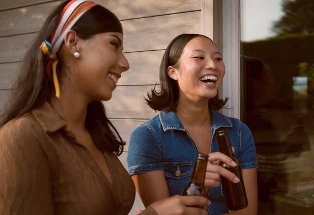 Donne sorridenti di vista laterale con le bevande