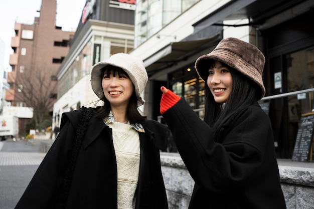 Donne sorridenti nel tiro medio della città