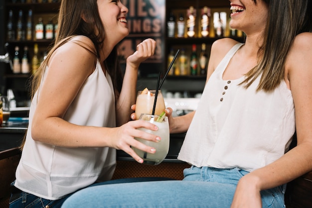 Donne sorridenti