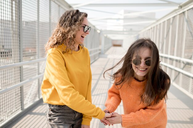 Donne su un ponte che scherzano