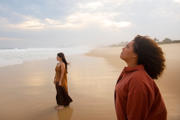 Donne tristi vicino al mare