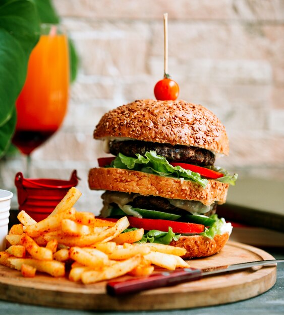 Doppio hamburger con patatine fritte