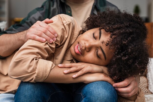 Dormire sorridente della donna abbracciato dall'uomo