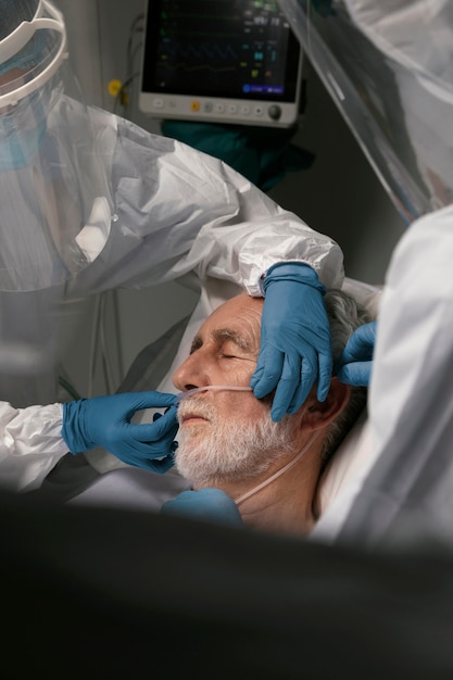 Dottore che aiuta un vecchio in ospedale