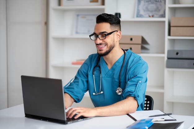 Dottore che fa il suo lavoro nell'ufficio di pediatria