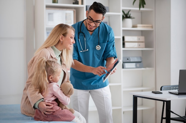 Dottore che fa il suo lavoro nell'ufficio di pediatria