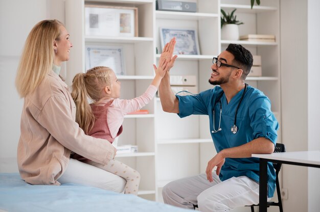 Dottore che fa il suo lavoro nell'ufficio di pediatria