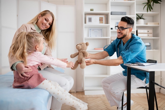 Dottore che fa il suo lavoro nell'ufficio di pediatria