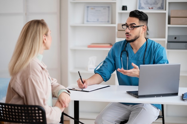 Dottore che fa il suo lavoro nell'ufficio di pediatria