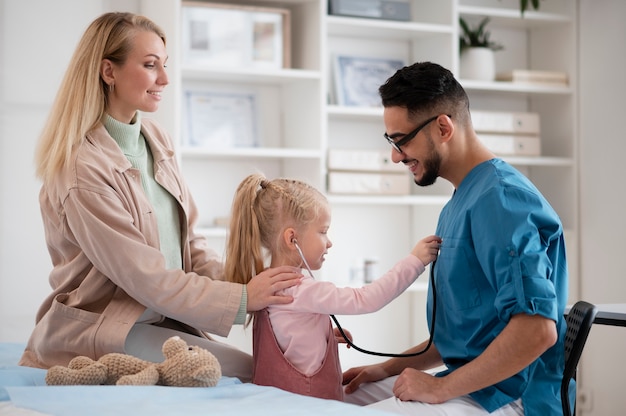 Dottore che fa il suo lavoro nell'ufficio di pediatria