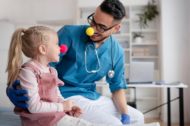 Dottore che fa il suo lavoro nell'ufficio di pediatria