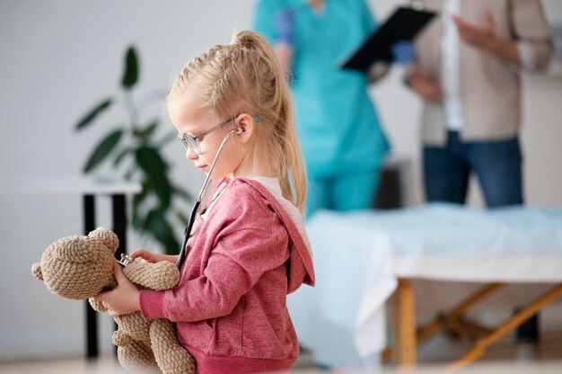 Dottore che fa il suo lavoro nell'ufficio di pediatria