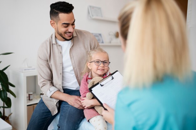 Dottore che fa il suo lavoro nell'ufficio di pediatria