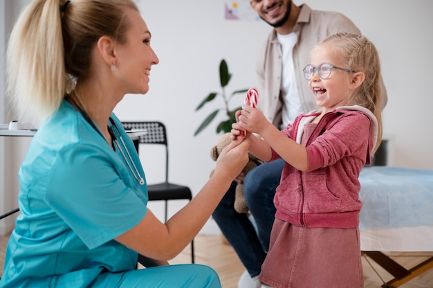 Dottore che fa il suo lavoro nell'ufficio di pediatria