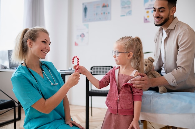 Dottore che fa il suo lavoro nell'ufficio di pediatria