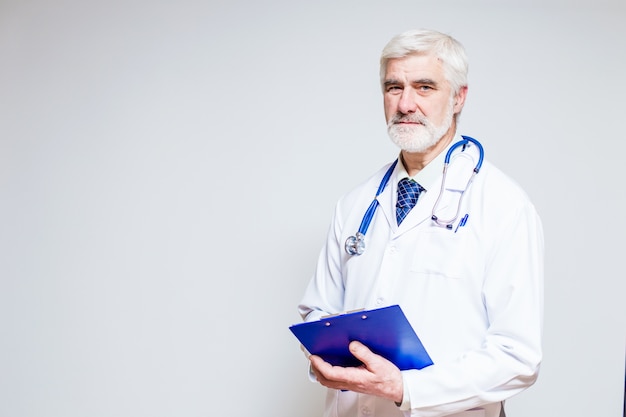 Dottore in piedi con una cartella e uno stetoscopio