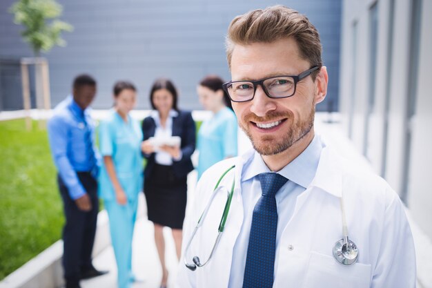 Dottore in piedi nei locali dell'ospedale