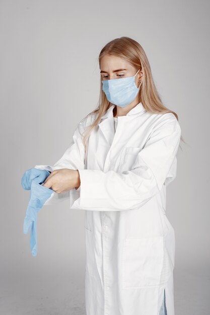 Dottore in una maschera medica. Tema Coronavirus. Isolato su sfondo bianco