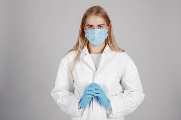 Dottore in una maschera medica. Tema Coronavirus. Isolato su sfondo bianco