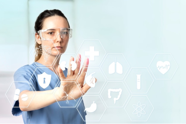 Dottoressa con occhiali intelligenti che toccano la tecnologia medica dello schermo virtuale