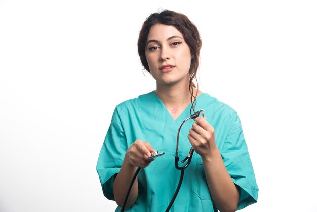 Dottoressa con stetoscopio su sfondo bianco