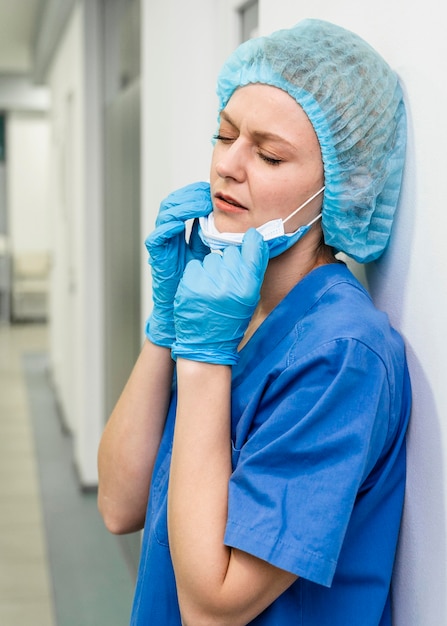 Dottoressa in ospedale con maschera