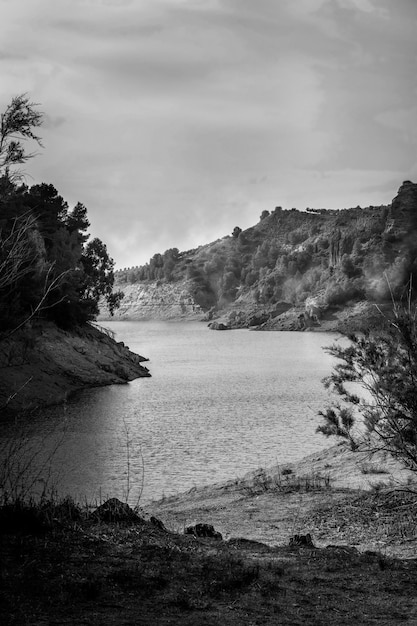 Drammatico paesaggio in bianco e nero con fiume