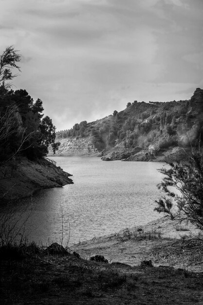 Drammatico paesaggio in bianco e nero con fiume