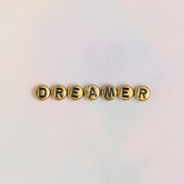 DREAMER perline testo tipografia su pastello