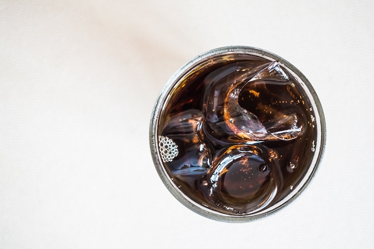 Foto gratuito drink di coke visto dall'alto