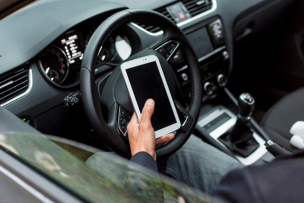 Driver che cerca rotta con il telefono in auto