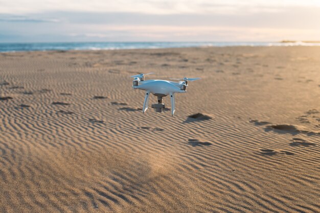 Drone aereo che vola basso a terra sulla spiaggia