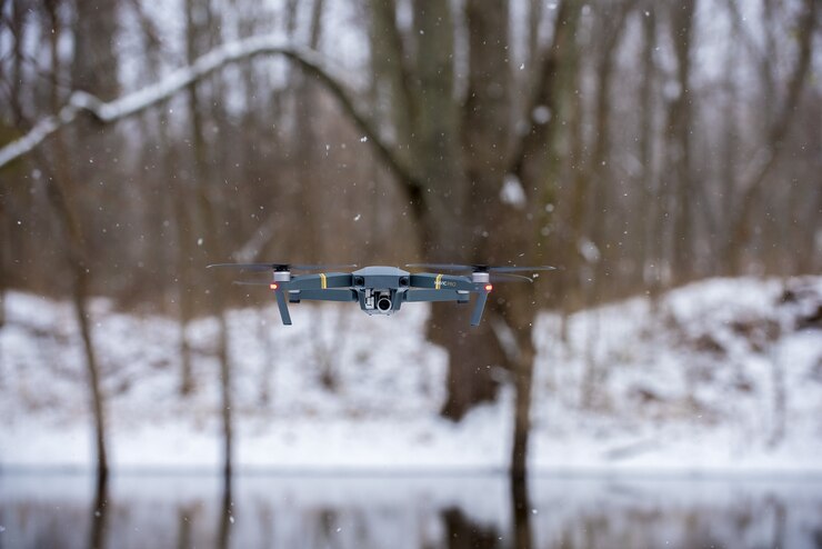 Foto gratuito drone nero volante durante l'inverno