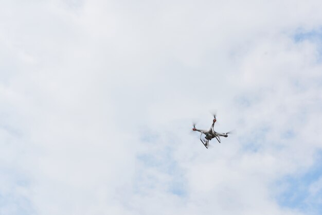 Drone quad elicottero con fotocamera digitale ad alta risoluzione sul cielo.