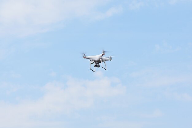 Drone quad elicottero con fotocamera digitale ad alta risoluzione sul cielo.