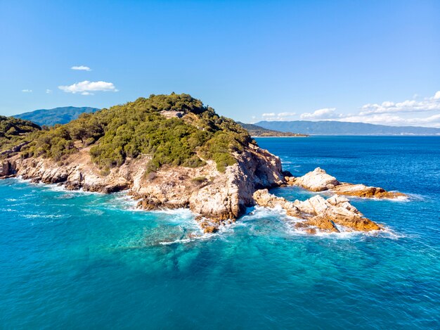Drone vista aerea del mare e delle rocce in Olympiada Halkidiki Grecia