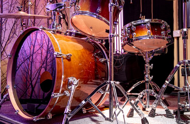 Drum kit, batteria in Studio su un bellissimo sfondo da vicino.