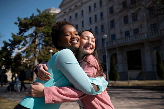 Due amiche che celebrano la revoca delle restrizioni sulle maschere facciali all'aperto