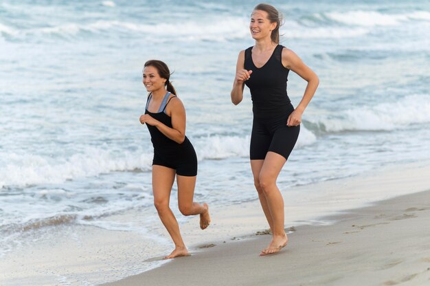 Due amiche che fanno jogging insieme sulla spiaggia