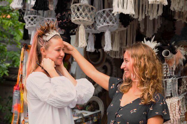 Due amiche che hanno divertimento al mercato delle pulci