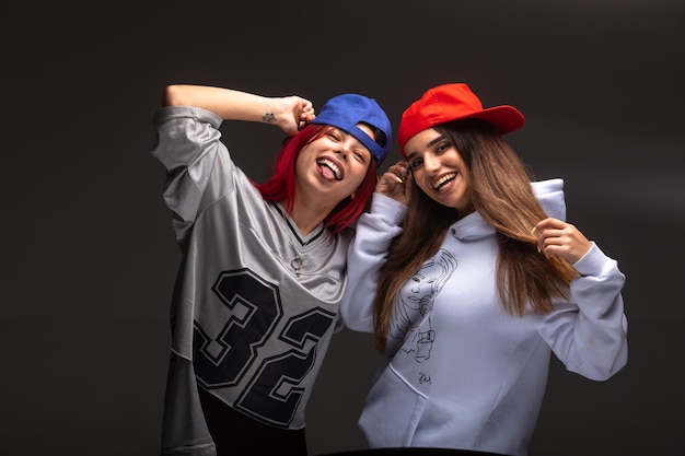 Due amiche in abiti sportivi divertendosi.